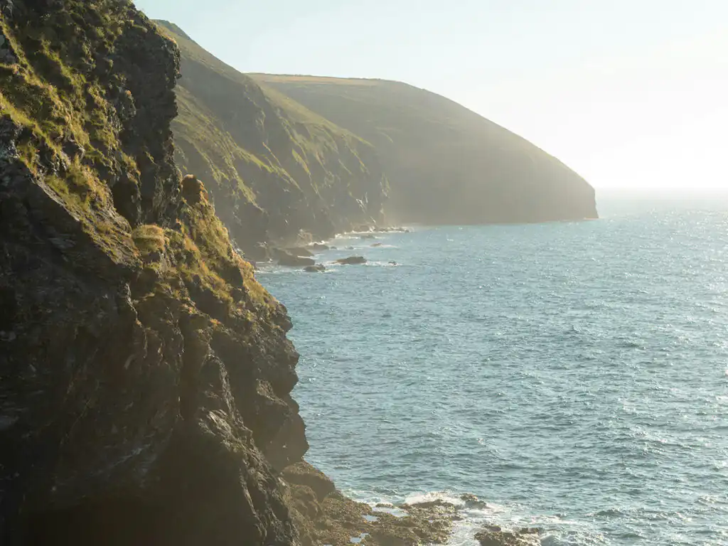 Coastal cliffs of St Agnes, with dramatic ocean views in the background, a great thing to do in St Agnes.