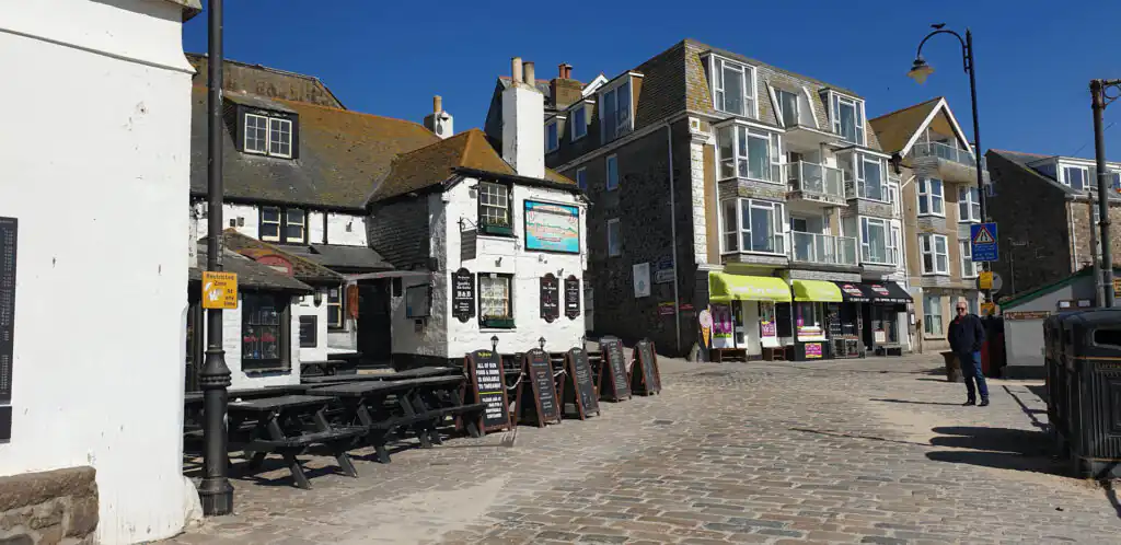 The iconic Sloop Inn, a proper pub located in St Ives.