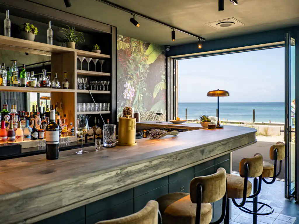 Walter's on the Beach features outdoor seating with a stunning ocean view, perfect for enjoying food and drinks in Carbis Bay.